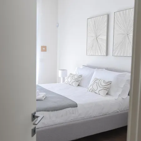 Lägenhet Sannazzaro Moderno In Centro